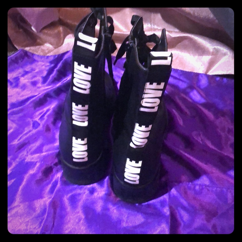Size 9 Aldo (love) combat boots